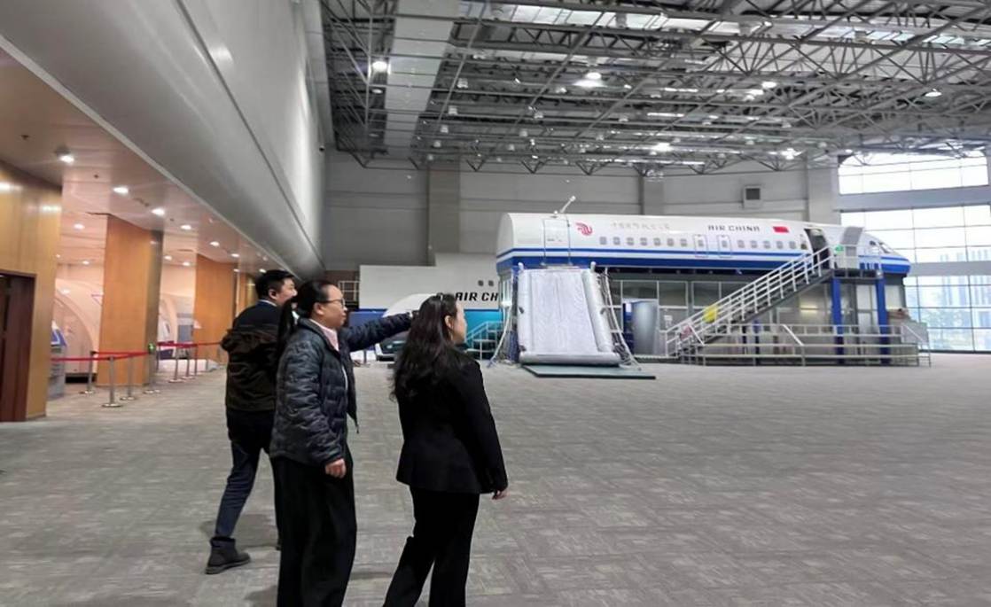 拿着行李的人 AI 生成的内容可能不正确。