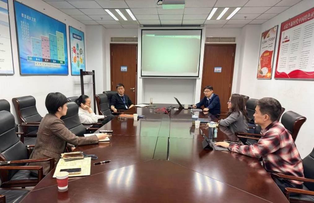 人们在看台上的人在房间里 AI 生成的内容可能不正确。